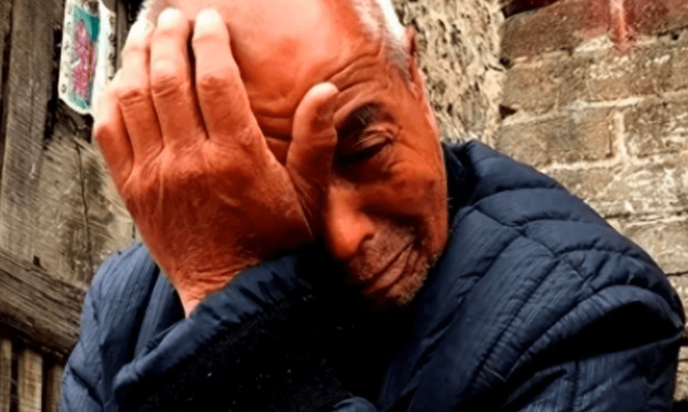 Chi 100 triệu mở tiệc mừng con đi học, người cha nghèo đứng ngồi không yên vì dân làng đến tay không: Cuối tiệc chết sững vì 1 cảnh tượng