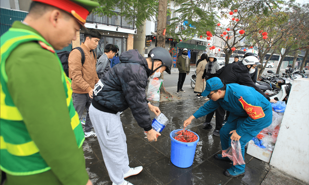 Thả cá kiểu mới ngày ông Công ông Táo tại Hà Nội: Nhiều người hưởng ứng, một số người còn lo ngại