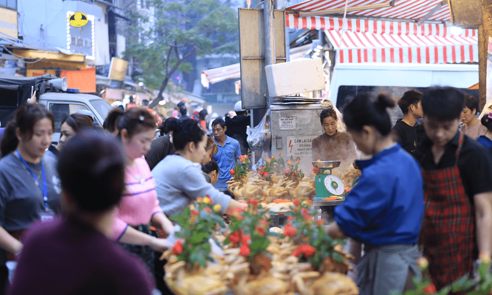 Người Hà Nội chen chân ở chợ từ sớm để mua đồ cúng trong ngày tiễn ông Táo về trời