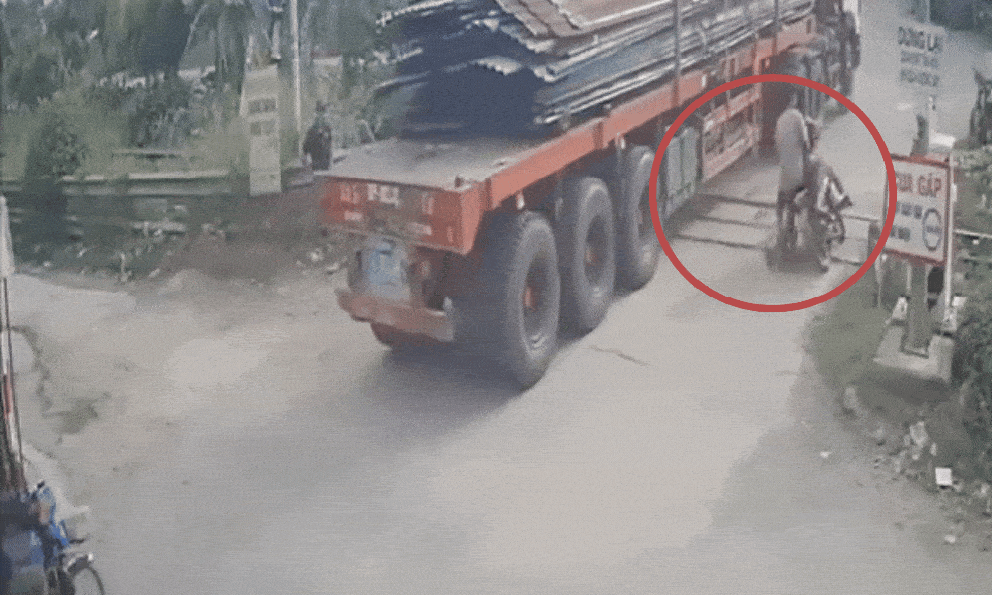 Thất kinh với giây phút chiếc xe kẹp 4 loạng choạng hướng thẳng gầm xe container lao tới