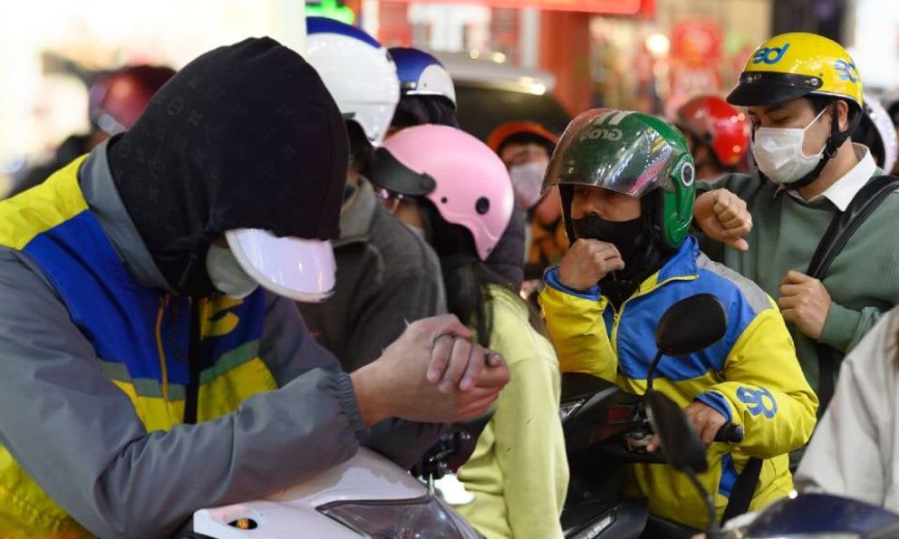 Gọi xe công nghệ những ngày cận Tết: Khách chờ mòn mỏi, tài xế giãi bày nỗi khổ phải tắt app 