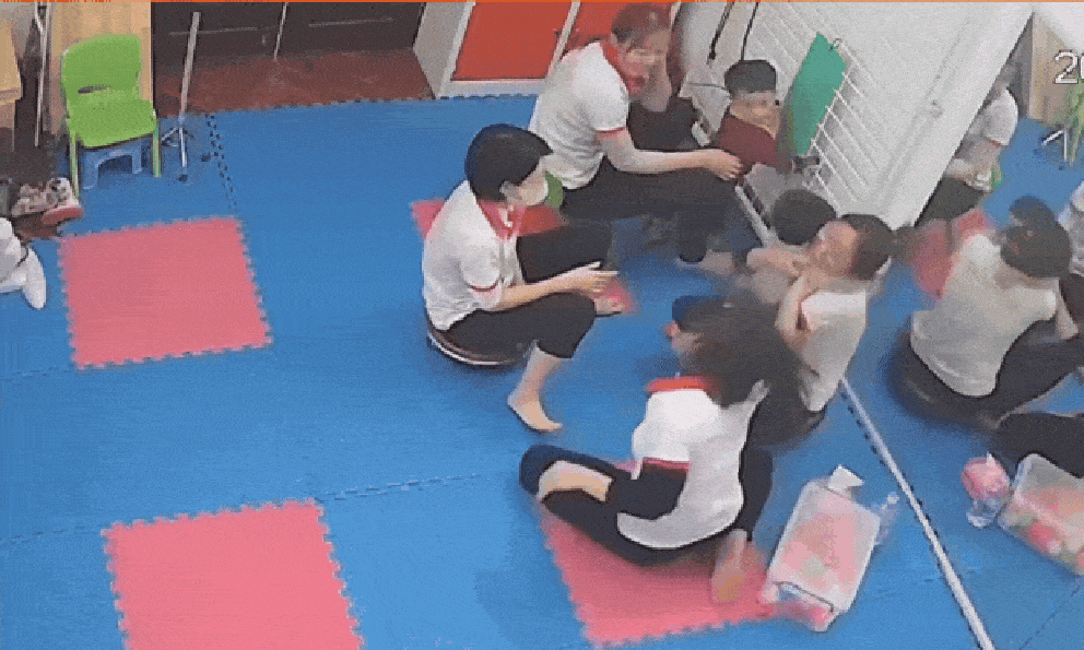 Người mẹ Hà Nội bật khóc khi xem camera ghi lại cảnh tượng không thể tin trong lớp học của con