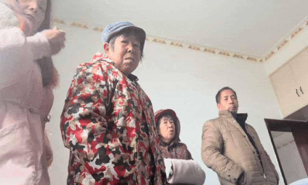 Đi 650km về quê ăn Tết, chàng trai đòi trốn lên thành phố khi sáng mở mắt ra đã thấy 4 người vây kín giường: Sống thế này khổ quá!