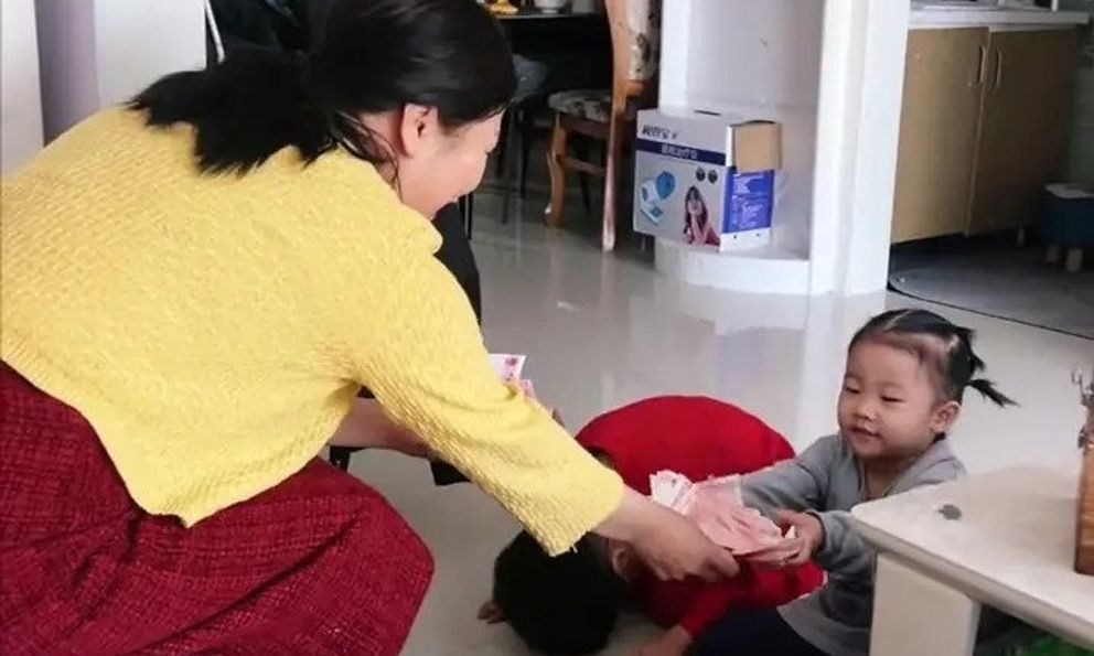 Con gái hỏi 