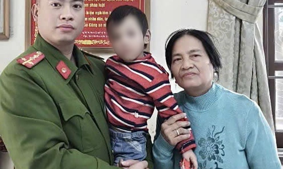 Bé trai 4 tuổi bất ngờ rời khỏi trường mầm non ở Hải Dương và cái kết ấm lòng trong ngày cuối năm