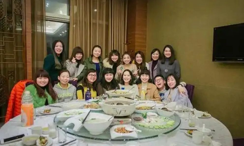 Họp lớp cuối năm, tôi là bạn nam duy nhất trong 15 người tham gia, đang định móc ví ra thanh toán thì nhận tin shock