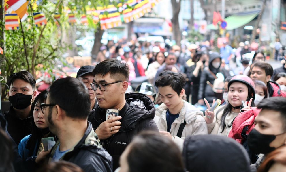 Giáp Tết, người dân Hà Nội xếp hàng dài cả dãy phố chờ mua món ăn nổi tiếng 