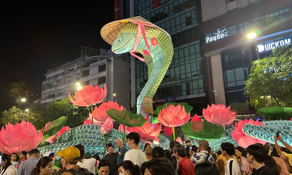 Đường hoa Nguyễn Huệ đêm đầu khai trương: 