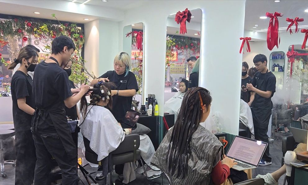 Salon tóc Hà Nội đông gấp 2 - 3 lần ngày thường, chị em chia sẻ bí quyết 