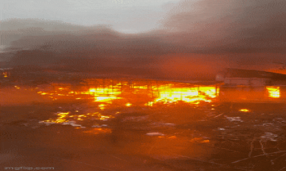 Hà Nội: Xưởng sửa chữa ô tô rộng gần 500m2 bốc cháy dữ dội sáng 29 Tết