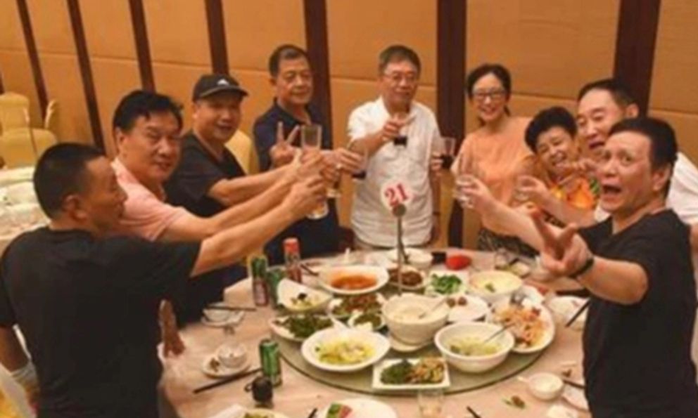 Bố chồng đi họp lớp nửa đêm chưa về, con dâu đi đón thì tận mắt thấy cảnh tượng không tin nổi