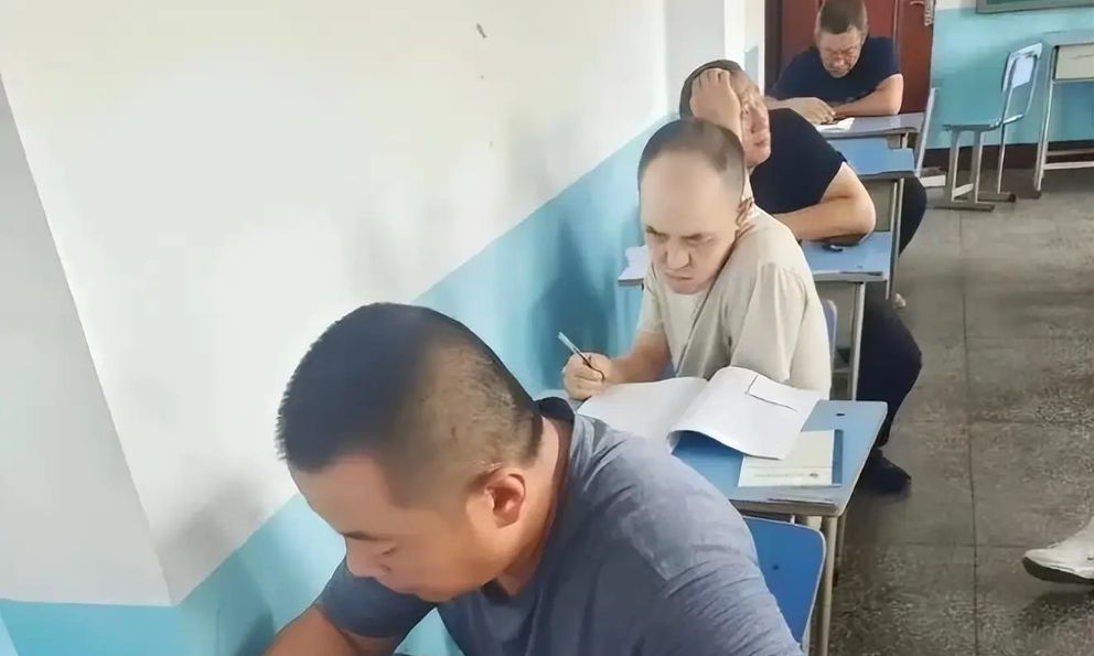 Bức ảnh chụp tư thế ngồi của 4 ông bố khi đi họp phụ huynh nhưng phản chiếu tương lai của 4 đứa trẻ