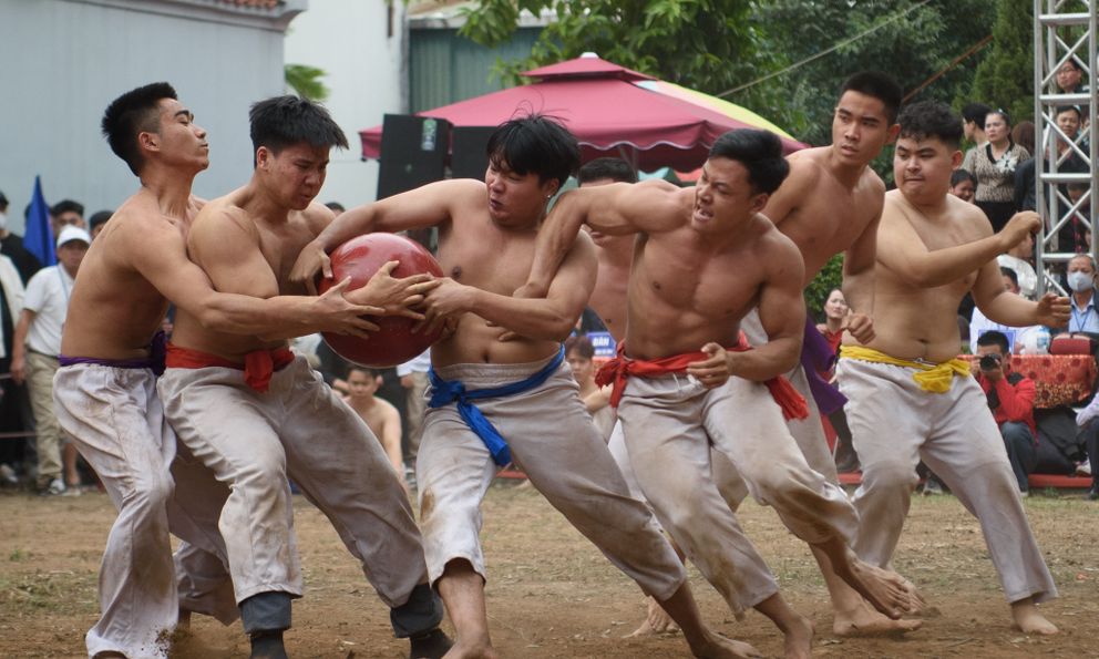 Kịch tính: Trai tráng Hà Nội cởi trần tranh đua quả cầu nặng gần 20kg, người dân hò hét cổ vũ