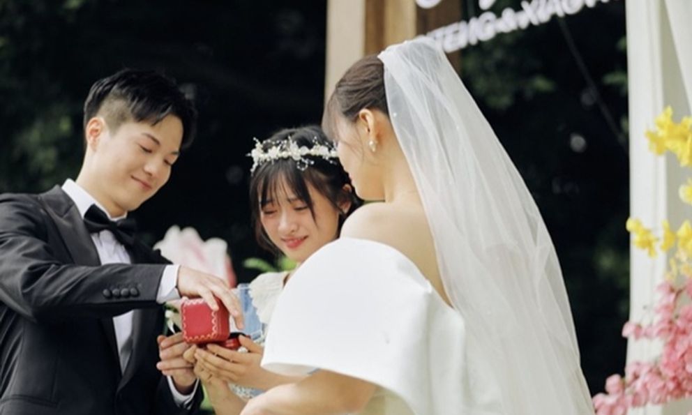 Mừng cưới bạn 1 cây vàng, tôi tổ chức hôn lễ đúng ngày vía Thần Tài thì nhận được 1 món quà khiến cả 2 từ mặt