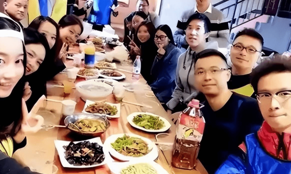 Sau buổi họp lớp, hoa khôi bất ngờ nhận được gần 70 triệu từ lớp trưởng - nhưng dòng tin nhắn kèm theo mới là cú sốc thật sự!