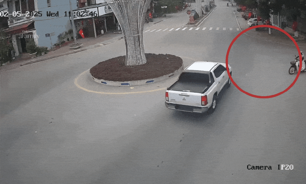 Camera ghi lại cảnh chị gái có màn chạy xe vòng xuyến gây khó hiểu nhất lúc này
