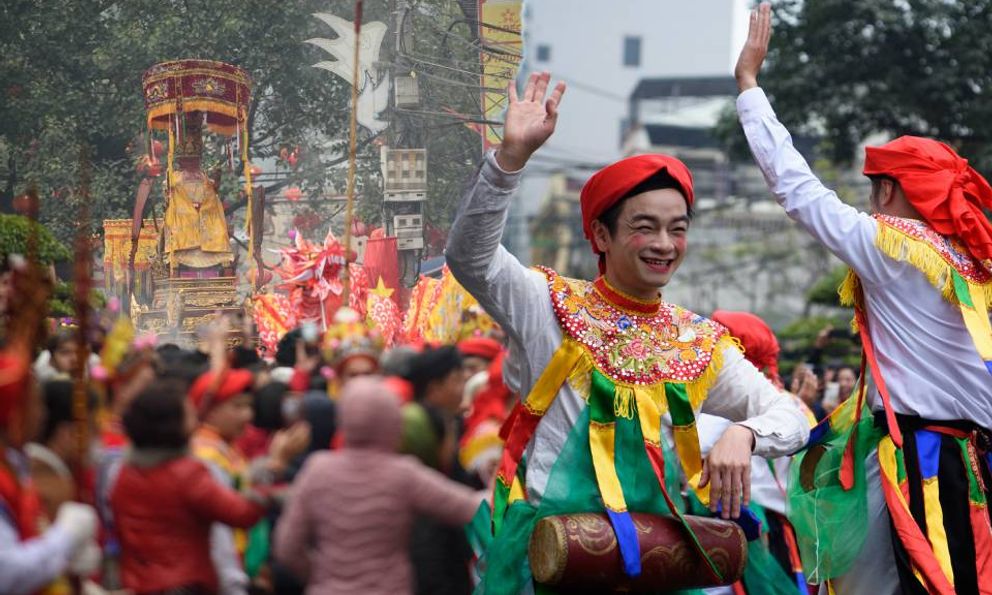 Người dân Hà Nội đội mưa xem trai làng giả gái nhảy điệu “con đĩ đánh bồng” 