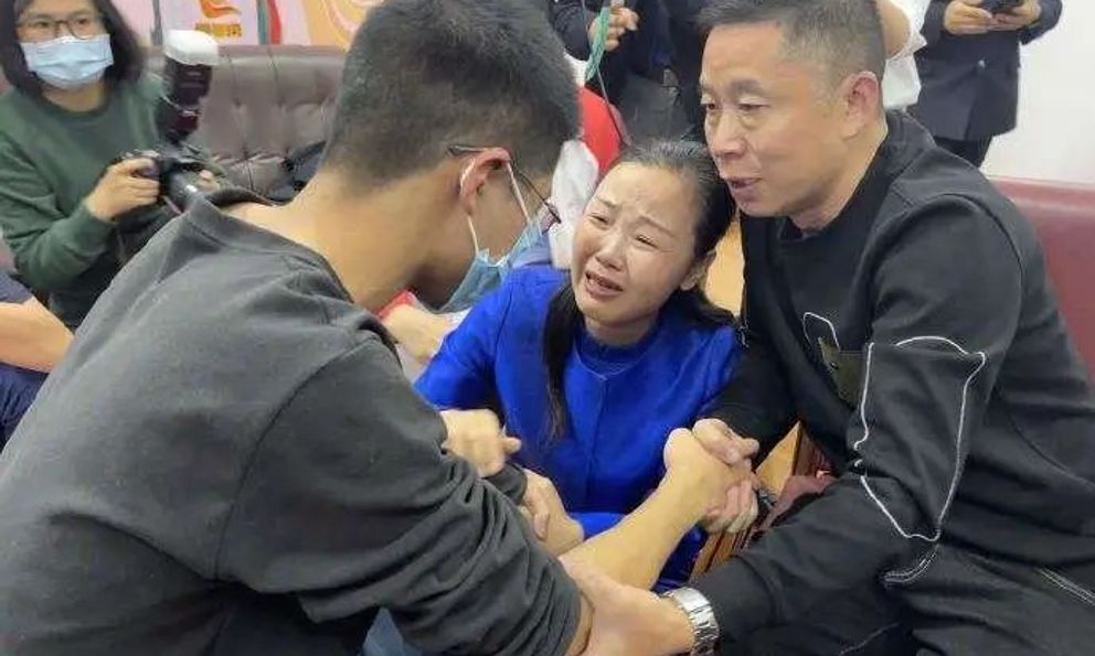 Quý tử tốt nghiệp ĐH 10 năm không về nhà, cha mẹ tìm con sắp nơi, khi tìm thấy lại như chết tim: “Con ơi, sao lại…?”