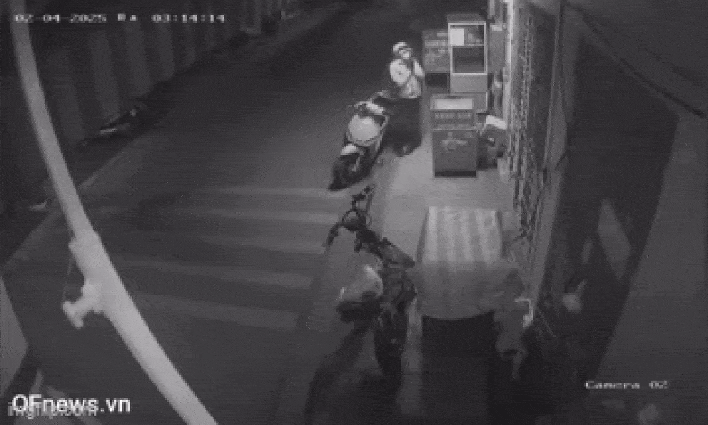 Nam xe ôm công nghệ làm hành động lạ rồi vái lạy 3 cái giữa đêm, gia chủ check camera xong thì không biết nên làm thế nào