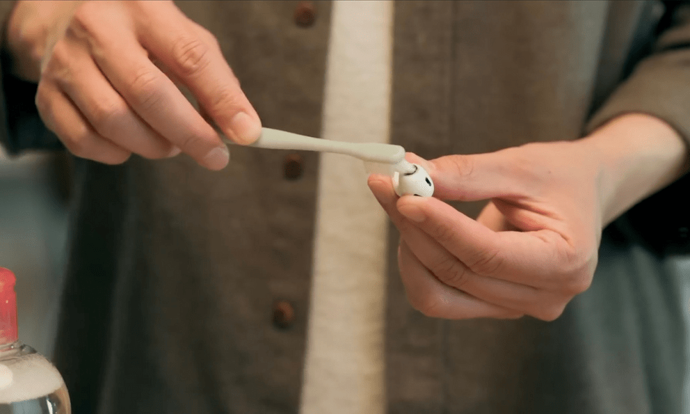 Bạn có biết tai nghe là một ổ vi khuẩn? Học ngay cách vệ sinh AirPods đúng cách từ Apple