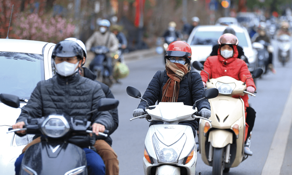 Dạo 1 vòng quanh Hà Nội ngày rét đậm 10 độ C: Người trùm che kín mít, người đốt lửa sưởi ấm