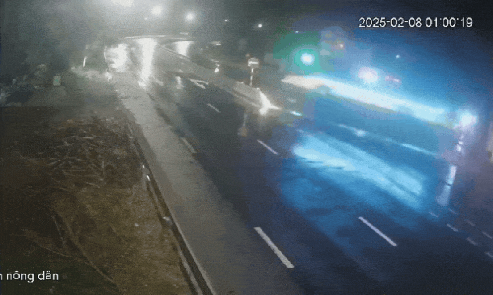 Clip kinh hoàng: Khoảnh khắc chiếc xe khách lật đổ trên đường vào nửa đêm khiến 29 người thương vong tại Phú Yên