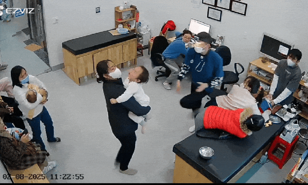 Clip: Em bé bất ngờ lên cơn co giật do nhiễm cúm A, cách giải quyết của bác sĩ khiến nhiều phụ huynh lập tức lấy giấy bút ghi lại