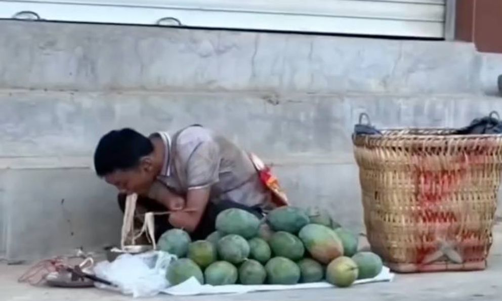 Bức ảnh người đàn ông bán xoài khiến hàng nghìn người bật khóc, hành động của 2 cô gái qua đường gây bất bình