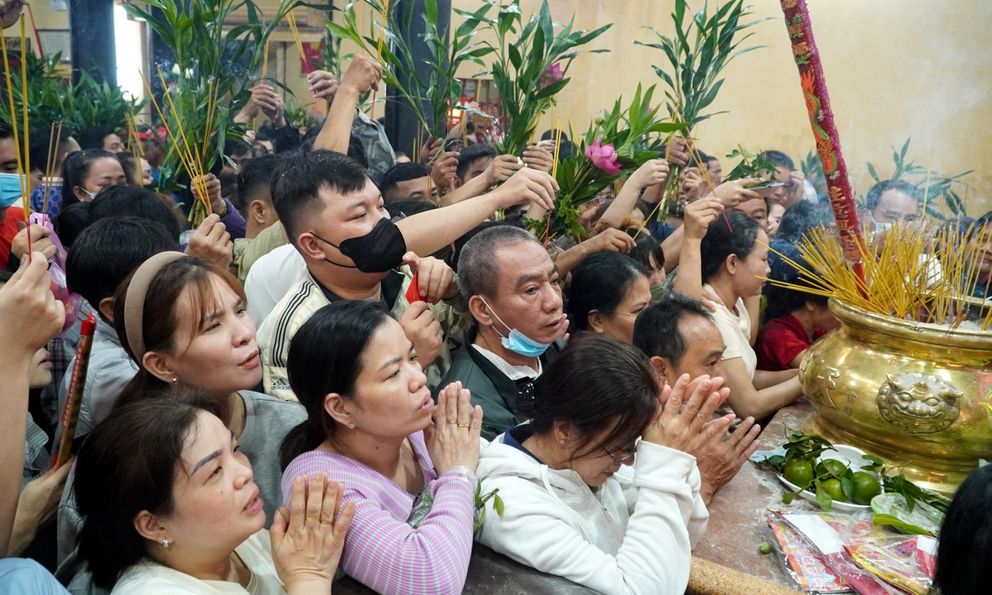 Biển người chen lấn đến nghẹt thở trong đêm để bốc tro xin lộc ở Chùa Bà Bình Dương 