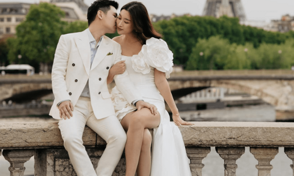 Chủ tịch nổi tiếng đăng ảnh hiếm với Hoa hậu Đỗ Mỹ Linh, vị trí đặt bàn tay khiến dân tình đứng ngồi không yên