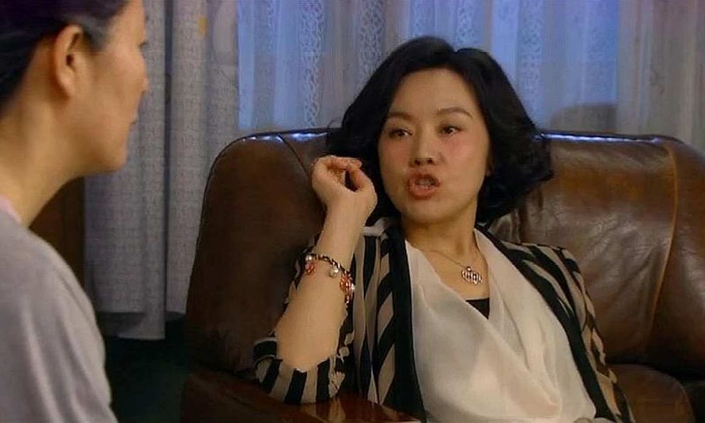 Nghe tiếng lục đục trong phòng bố mẹ chồng giữa đêm, tôi sốc nặng rồi sau đó ngượng ngùng: 