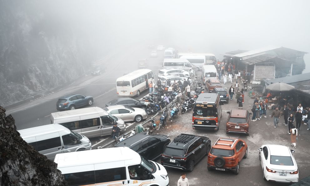 Dòng người khắp nơi đổ về Mộc Châu 