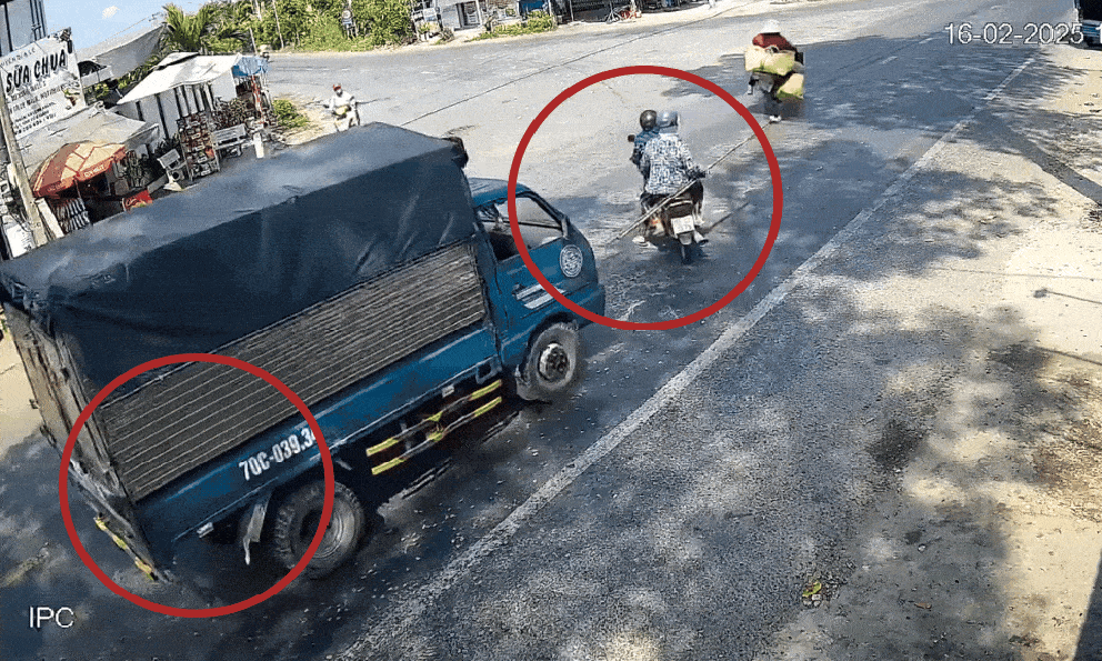 Pha sang đường vỏn vẹn 16 giây của chiếc xe máy khiến hàng loạt phương tiện chao đảo