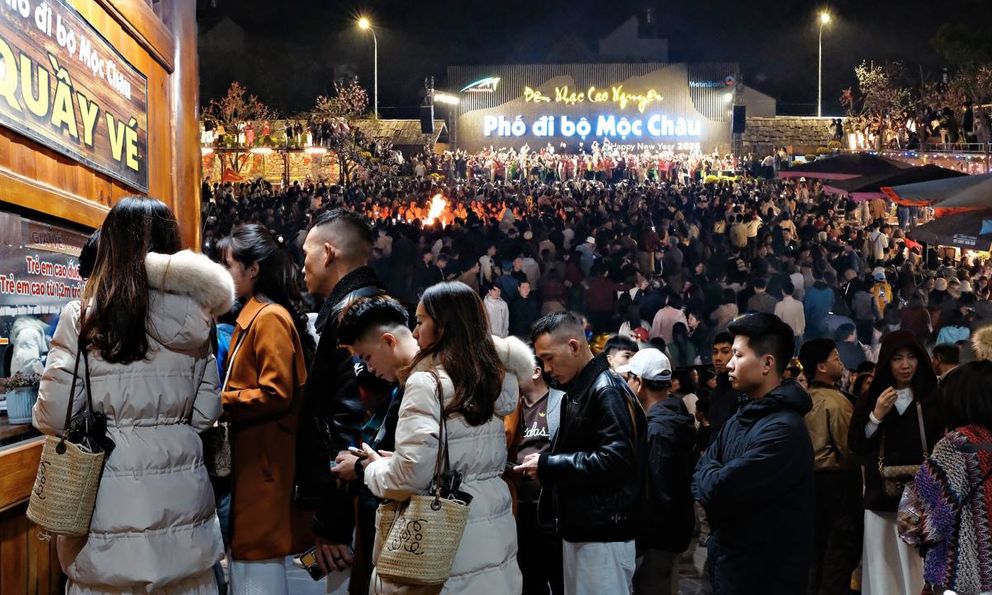 Phố đi bộ thu vé vào 99.000 đồng/người khiến khách chơi đêm ở Mộc Châu sửng sốt!