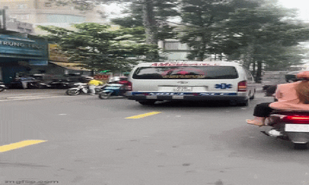 Xôn xao clip xe cứu thương chạy trên đường với âm thanh “kỳ lạ”: CSGT thông tin bất ngờ!