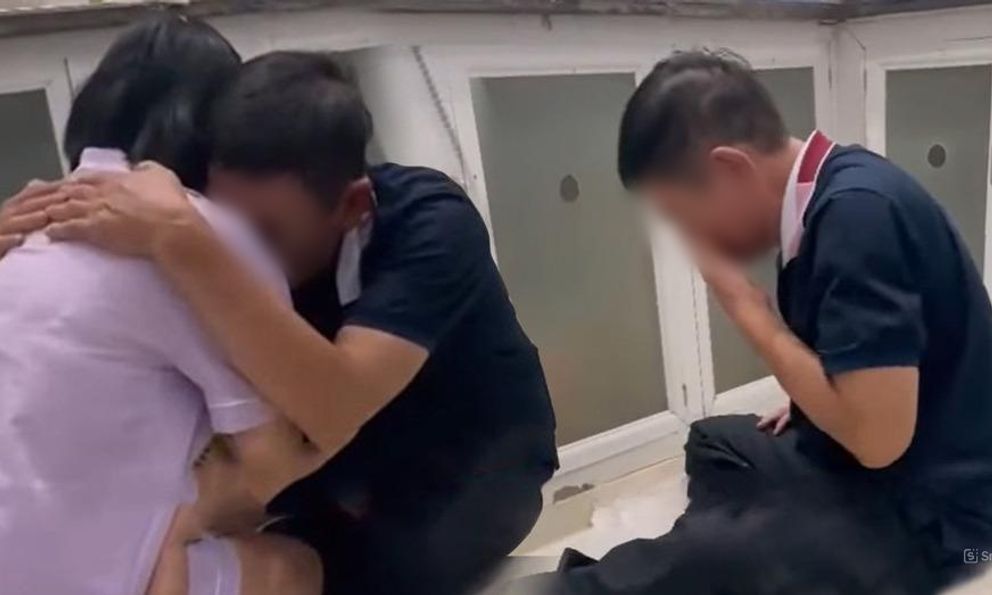 Nghe lén vợ thì thầm với bố trong phòng ngủ, tôi chết lặng, tức tốc quay lại thành phố rao bán căn nhà 3 tỷ đứng tên mình