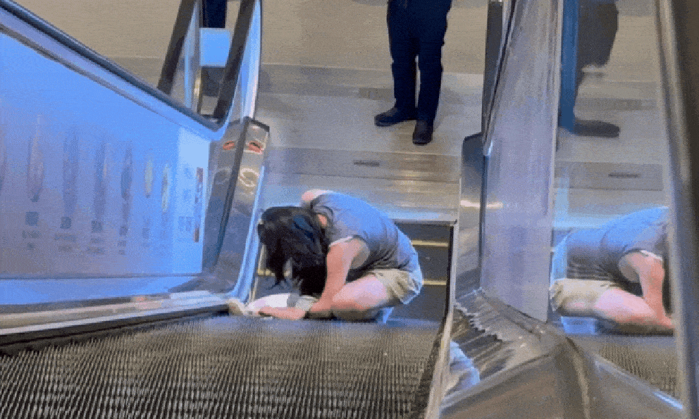 Rùng mình cảnh tượng bé gái hoảng loạn khóc lớn khi bị kẹt chân trong thang cuốn của Trung tâm thương mại