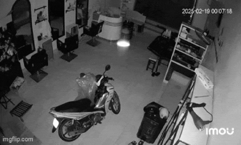 Điếng người trước cảnh tượng bóng trắng di chuyển trong salon tóc lúc 12h đêm