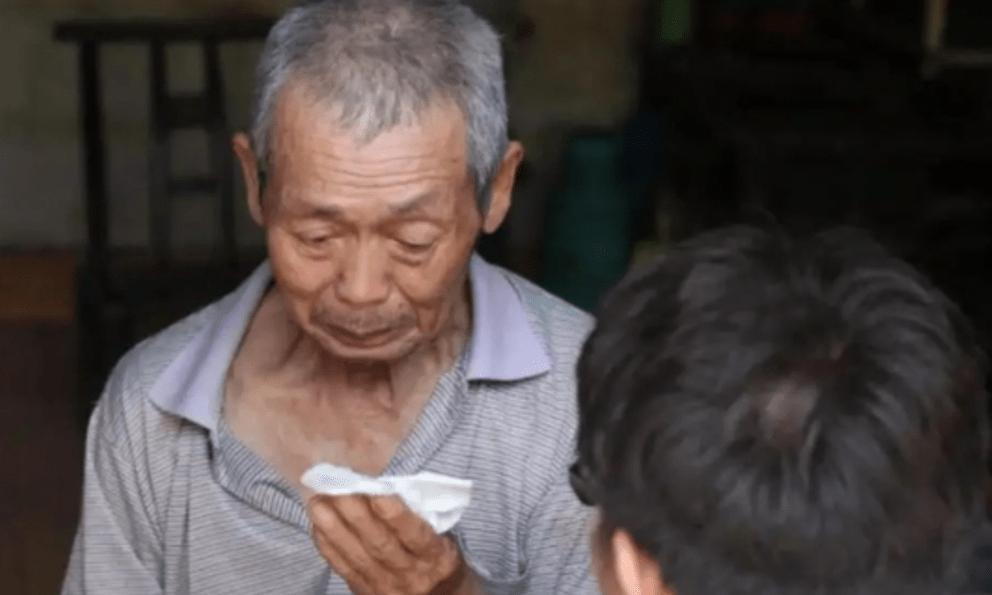 Bố chồng lương hưu 100 triệu dọn đến ở cùng con trai, thấy 1 tờ giấy của con dâu lập tức bỏ về quê: 