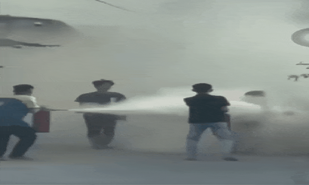 Kinh hoàng clip người mẹ bị con trai tẩm xăng 