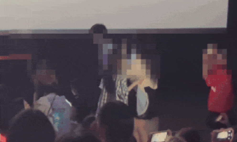 Fan bức xúc vì cảnh la hét, loạt hành động 