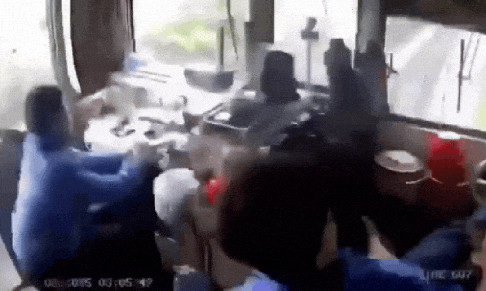 Clip ghi lại khung cảnh đáng sợ trong buồng lái khi đoàn tàu đâm thẳng xe tải đỗ ngang đường, lật nghiêng tại Hà Tĩnh