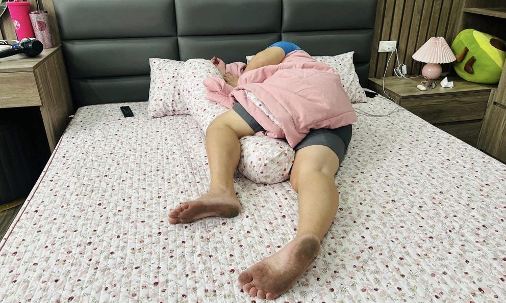  Bức ảnh người đàn ông nằm ngủ tưởng bình thường, lại khiến dân mạng thốt lên: 