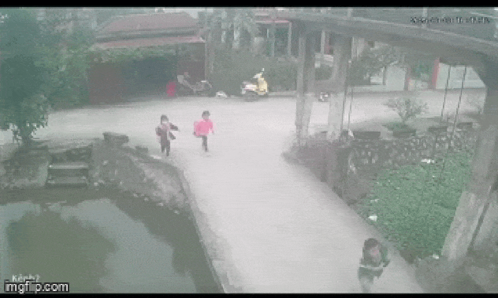 Bé gái bất ngờ rơi xuống sông khi đang đi học về, diễn biến sau đó khiến dân mạng bủn rủn chân tay