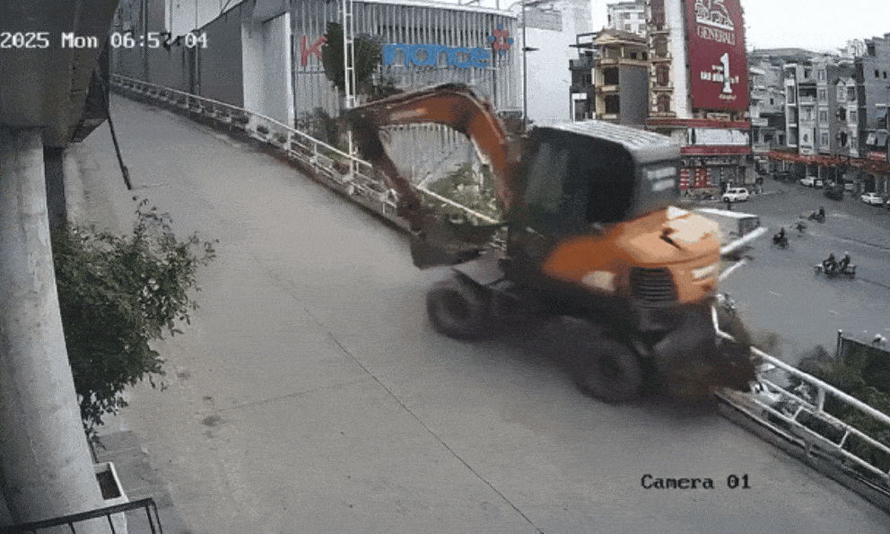 Clip: Máy xúc trượt dốc rơi thẳng xuống bờ kè ở Hạ Long, tài xế tử vong tại chỗ