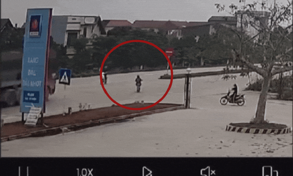 Kinh hoàng cảnh tượng xe đạp điện cuốn vào gầm xe tải, cái kết không ai tin nổi