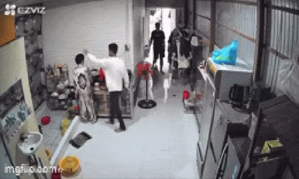 Phẫn nộ clip chồng hùng hổ xông vào bếp, tung nắm đấm thẳng mặt khiến vợ nằm gục dưới sàn