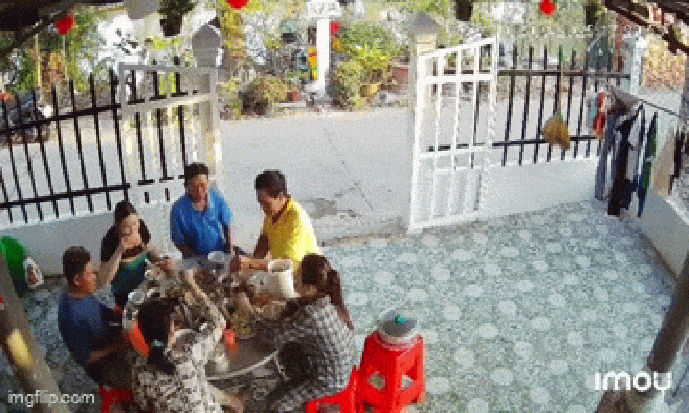 Kinh hoàng clip bình gas mini trên bàn lẩu bất ngờ phát nổ, cảnh tượng sau đó khiến nhiều người bủn rủn chân tay