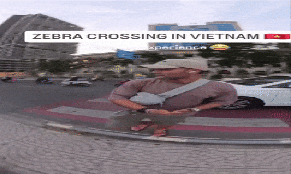 Đoạn video ghi lại cảnh khách Tây hoang mang giữa giao lộ ở Việt Nam: “Tôi thực sự không thể dừng lại được nữa”
