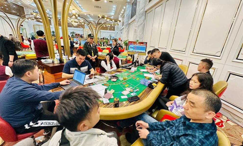 Đột kích khách sạn Royal Lào Cai bắt sới bạc khủng: Thu giữ tang vật trị giá gần 720 tỷ đồng, 50 bộ bài, 90 chiếc điện thoại